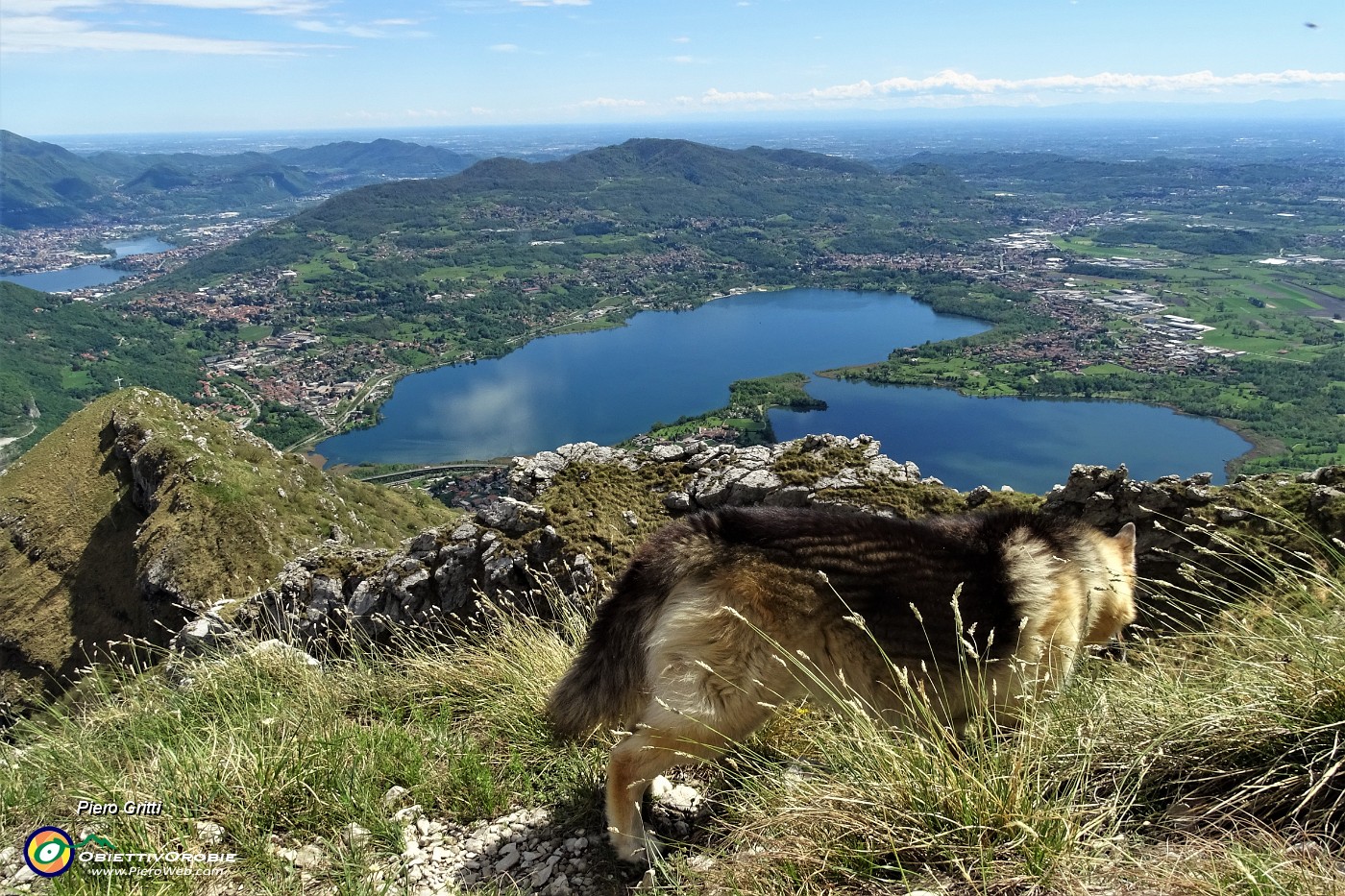 78 Dori osserva il Corno Birone appena salito e  in basso il Lago di Annone.JPG